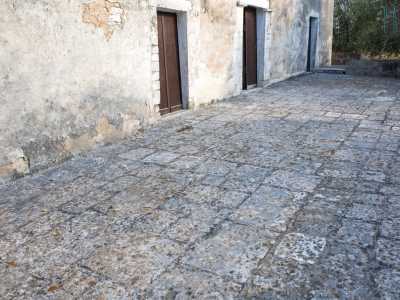 ...che conduce a un vialetto lastricato